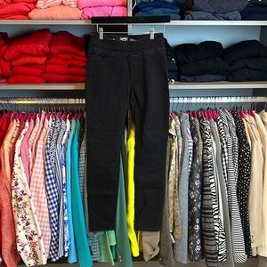 Levi’s signature pull on skinny totally shaping black jeans size 2